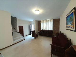 Foto 5 de EN VENTA, EN LA CIUDAD DE LOJA, DETRAS DEL SUPERMAXI, CASA CON PROYECCIÓN COMERCIAL DE 3 HABITACIONES