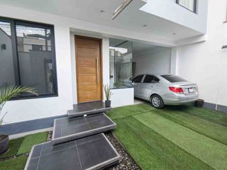 Foto 2 de Exclusiva Casa De 2 Pisos- En Alquiler - Los Olivos