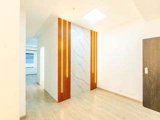 Foto 1 de Oficina en Arriendo – Sector Iñaquito – Edificio Moderno con Amenidades