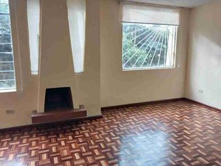 Foto 1 de Rento Departamento Espacioso con Chimenea y Parqueadero – Sector Av. del Maestro y Quitumbe – $340