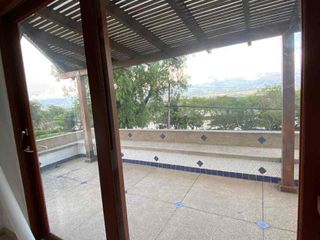Foto 21 de Cumbaya Arriendo casa  calle principal  para negocio