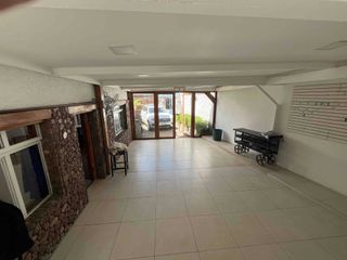 Foto 22 de Cumbaya Arriendo casa  calle principal  para negocio