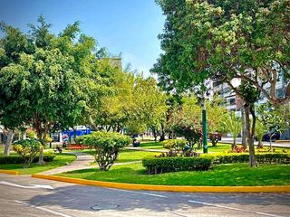 Foto 30 de SURCO - Venta de Moderna Casa en Chacarilla del Estanque frente a Parque