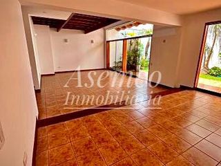 Foto 4 de SURCO - Venta de Moderna Casa en Chacarilla del Estanque frente a Parque