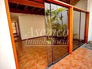 Foto 6 de SURCO - Venta de Moderna Casa en Chacarilla del Estanque frente a Parque