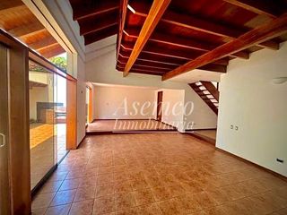Foto 3 de SURCO - Venta de Moderna Casa en Chacarilla del Estanque frente a Parque
