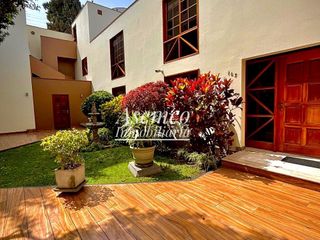 Foto 1 de SURCO - Venta de Moderna Casa en Chacarilla del Estanque frente a Parque