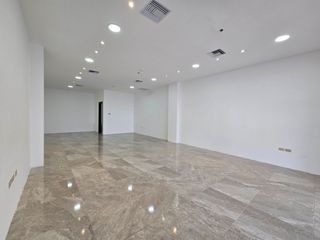 Foto 1 de Alquiler de Local comercial esquinero en Segundo piso alto, 57 m², con Parqueo - Plaza Proyecto, Samborondón
