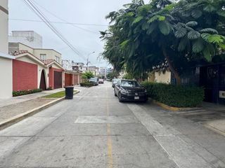 Foto 16 de Venta de Amplio Departamento en Chorrillos – Excelente Ubicación