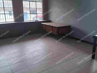 Foto 6 de Bodega de arriendo. alquiler en cuenca. Sector monay shopping. Muelle patio de maniobras
