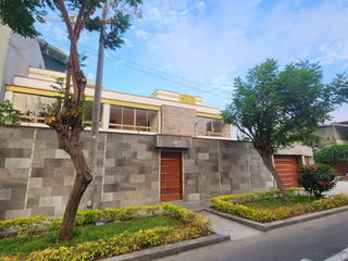 Foto 1 de Venta de Casa en doble ESQUINA, Frente al Jockey, Surco 🏡
