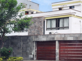 Foto 2 de Venta de Casa en doble ESQUINA, Frente al Jockey, Surco 🏡
