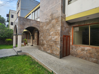 Foto 4 de Venta de Casa en doble ESQUINA, Frente al Jockey, Surco 🏡
