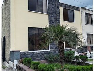 Foto 1 de SE ARRIENDA CASA DE 4 DORMITORIOS SECTOR SANGOLQUI - VALLE DE LOS CHILLOS