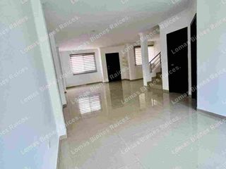 Foto 9 de Se alquila casa con piscina en urbanización napoli