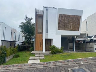 Foto 1 de Casa de Renta en Puembo, 3 Dorms, Urbanización de Lujo Cerca Al Club Arrayanes.