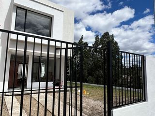 Foto 1 de Venta de Casa nueva en Cuenca, sector Ricaurte cerca del colegio sudamericano