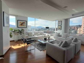 Foto 2 de Arriendo Departamento Amoblado de Lujo, Moderno, 270m2, Piso Alto, Vista Panorámica, Sector González Suárez