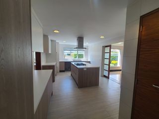 Foto 8 de Renta Casa Moderna de 3 habitaciones  – Urbanización San Isidro II