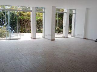 Foto 1 de DEPARTAMENTO EN PRIMER PISO CON AMPLIA TERRAZA FRENTE AL GOLF, SAN ISIDRO