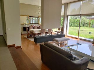 Foto 5 de En ALQUILER, moderna casa con Piscina y finos acabados 🏡💙
