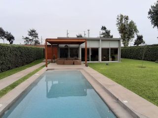 Foto 2 de En ALQUILER, moderna casa con Piscina y finos acabados 🏡💙