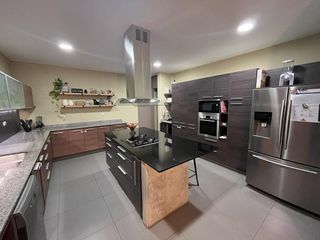 Foto 7 de En ALQUILER, moderna casa con Piscina y finos acabados 🏡💙
