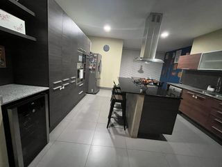Foto 10 de En ALQUILER, moderna casa con Piscina y finos acabados 🏡💙