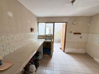 Foto 6 de Vendo casa como terreno frente a parque Surco - Remate