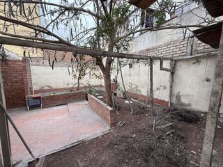 Foto 10 de Vendo casa como terreno frente a parque Surco - Remate