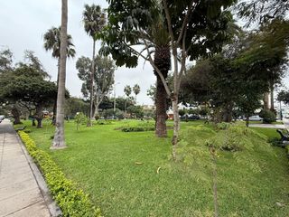 Foto 1 de Vendo casa como terreno frente a parque Surco - Remate