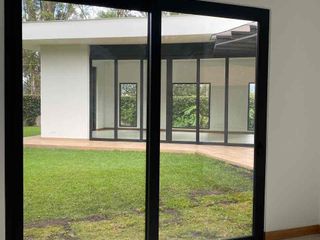 Foto 8 de Venta casa moderna de 1 sola planta en Puembo