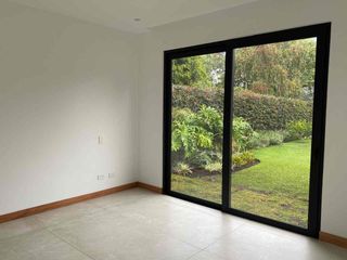 Foto 9 de Venta casa moderna de 1 sola planta en Puembo