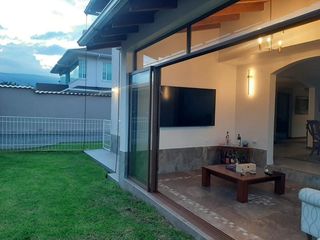 Foto 1 de CASA EN VENTA 4 DORMITORIOS URB. SAN JOSÉ DEL VALLE CONOCOTO