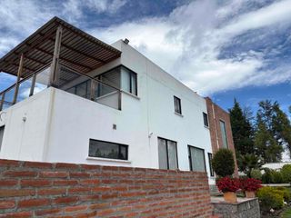 Foto 5 de renta Quinta  pifo a minutos parque central casa  300 m2 en 2 mil m2 terreno moderna 4 habitaciones piscina casa de servicio parqueo para varios autos
