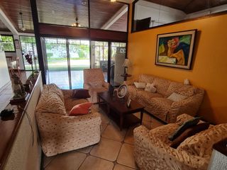 Foto 2 de Venta casa en Urdesa Norte, Norte de Guayaquil, 5 habitaciones