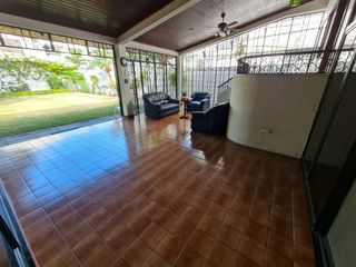 Foto 10 de Venta casa en Urdesa Norte, Norte de Guayaquil, 5 habitaciones