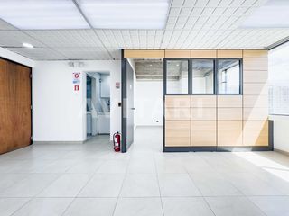 Foto 3 de Oficina en venta en La Carolina, con 2 parqueaderos, frente al parque – $75.000