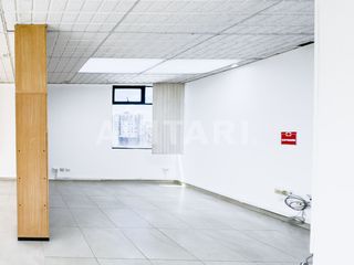 Foto 7 de Oficina en venta en La Carolina, con 2 parqueaderos, frente al parque – $75.000