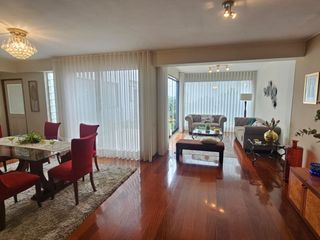 Foto 3 de Miraflores: Venta de Casa de 3 Pisos, con Jardin y Excelente Ubicacion