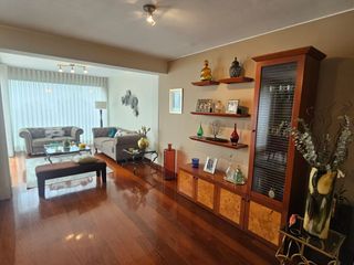Foto 2 de Miraflores: Venta de Casa de 3 Pisos, con Jardin y Excelente Ubicacion