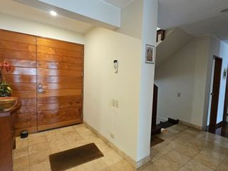 Foto 4 de Miraflores: Venta de Casa de 3 Pisos, con Jardin y Excelente Ubicacion