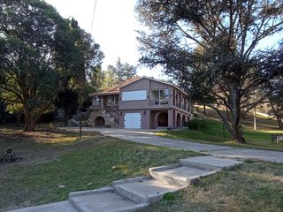 Foto 1 de Vive en una casona modernizada en Villa Giardino.  Amplio parque arbolado.  Panorama.