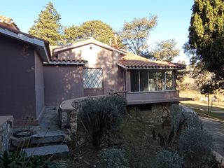Foto 2 de Vive en una casona modernizada en Villa Giardino.  Amplio parque arbolado.  Panorama.