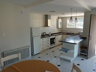 Foto 5 de Vive en una casona modernizada en Villa Giardino.  Amplio parque arbolado.  Panorama.