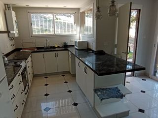 Foto 6 de Vive en una casona modernizada en Villa Giardino.  Amplio parque arbolado.  Panorama.