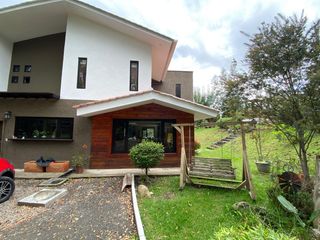 Foto 3 de ¡Hermosa casa en renta con amplios espacios verdes-sector Chaullabamba!