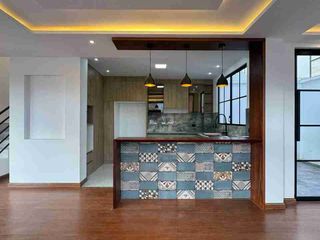 Foto 8 de Venta de Casa de Lujo en Amable María, cerca del Colegio Eugenio Espejo y la clínica CIMA, Loja - Ecuador
