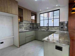 Foto 9 de Venta de Casa de Lujo en Amable María, cerca del Colegio Eugenio Espejo y la clínica CIMA, Loja - Ecuador