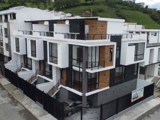 Foto 2 de Venta de Casa de Lujo en Amable María, cerca del Colegio Eugenio Espejo y la clínica CIMA, Loja - Ecuador